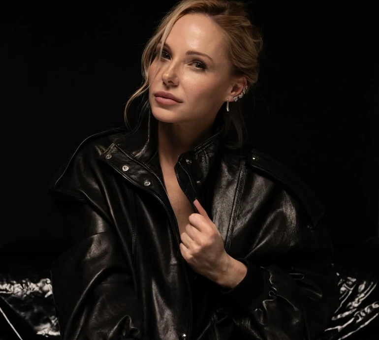 Трегубова у трусиках, колготках і шкірянці звабно попозувала на поліетилені. Фото