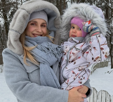 Задоволені моськи: Ребрик із доньками у сіро-лавандових луках наробили фото на морозній прогулянці