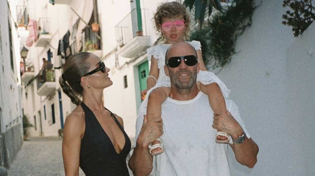 Принцеси, бальна сукня і корона: наречена Стейтема показала рожеве святкування 4-річчя їхньої дочки. Фото