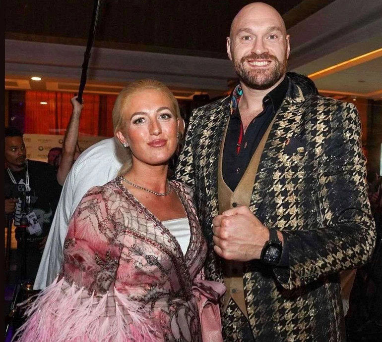 15 років шлюбу, 7 діток: дружина Тайсона Ф'юрі на честь річниці показала весільне ФОТО і що їй презентував чоловік