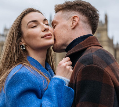 Циганков із нагоди 5-річчя стосунків показав цілунки з дружиною посеред Лондона