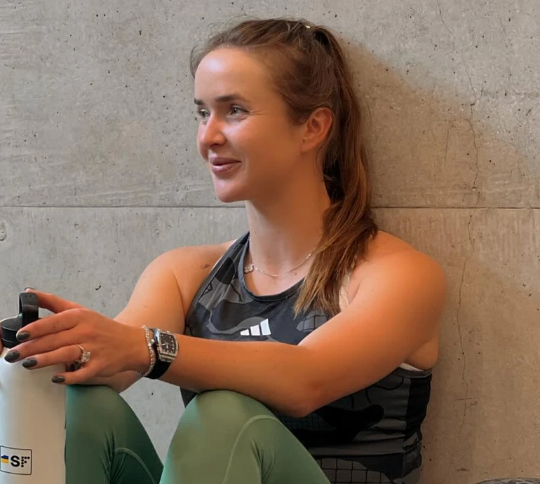 Світоліна в леопардовому купальнику побігала в басейні і підняла штангу у спортзалі. Відео