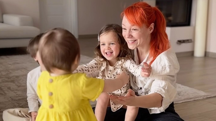 Вітаємо в вертикальному світі: Тарабарова показала перші кроки 11-місячної доньки. Відео