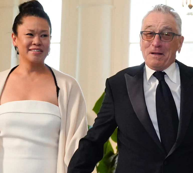 80-річний Де Ніро показався за руку з удвічі молодшою коханою на прийомі у Білому домі. Фото