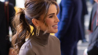 Max Mara кольору крота та жовті човники: королева Ранія вигуляла стильний лук на виставку в Римі. Фото