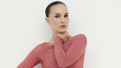 43-річна Портман у молочному мереживі вигнулася на стільці та розказала, чому старіти круто. Фото