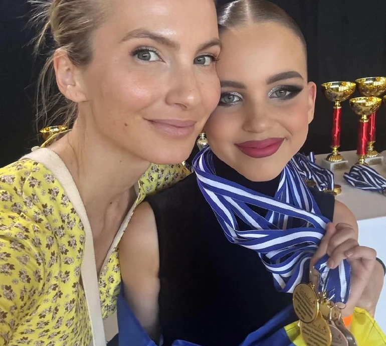 4 золоті і 2 бронзові медалі: Юрушева похизувалася досягненням їхньої зі Скічком доньки