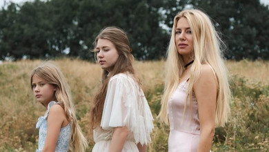 Горбачова з доньками від Нікітіна попозували на лузі для атмосферних фото