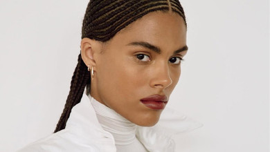 Кунакі у джинсових міні оголила засмаглі ноги під час прогулянки близ моря