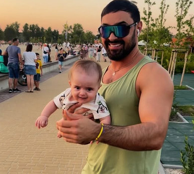 Швидко росте: Козловський в останній день літа показав сина на прогулянці зараз і рік тому