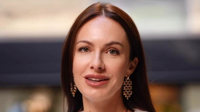 Привіт, мої 39!: Горняк у білому костюмі показалася на атмосферній прогулянці осіннім Києвом