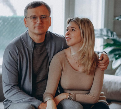 Я щаслива любити: наречена Кулеби в день 42-річчя показалася в декольтованому максі та дала відповідь на всі питання