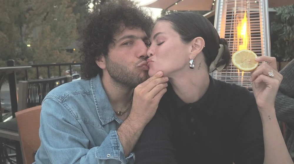 Це огидно: чоловіка Гомес захейтили за брудні ноги та гази перед камерою