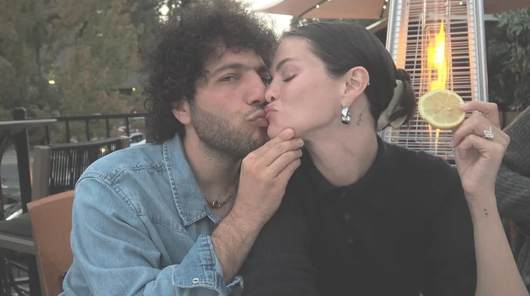 Це огидно: чоловіка Гомес захейтили за брудні ноги та гази перед камерою