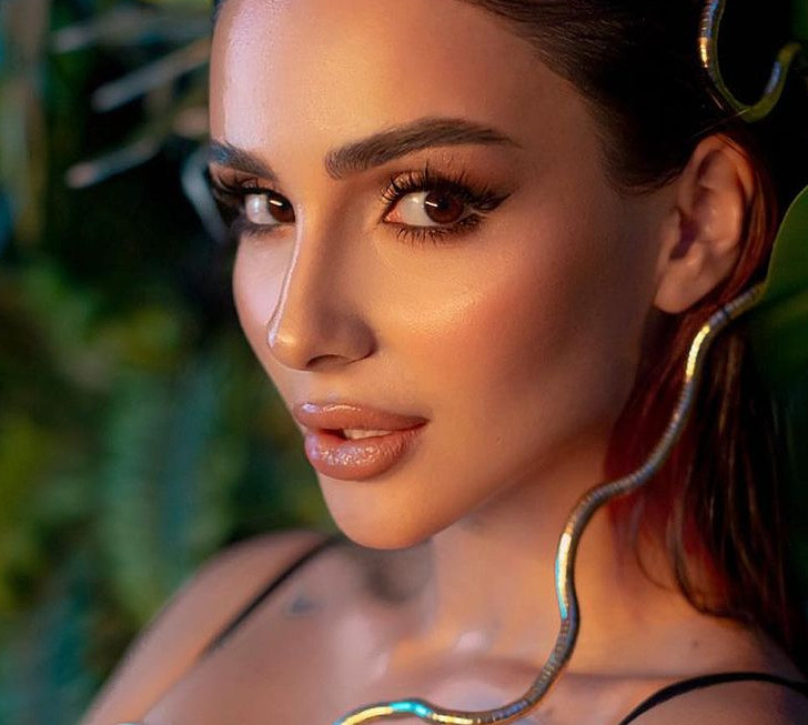 Трінчер із золотою змією на грудях показала сексі-пози для ФОТО