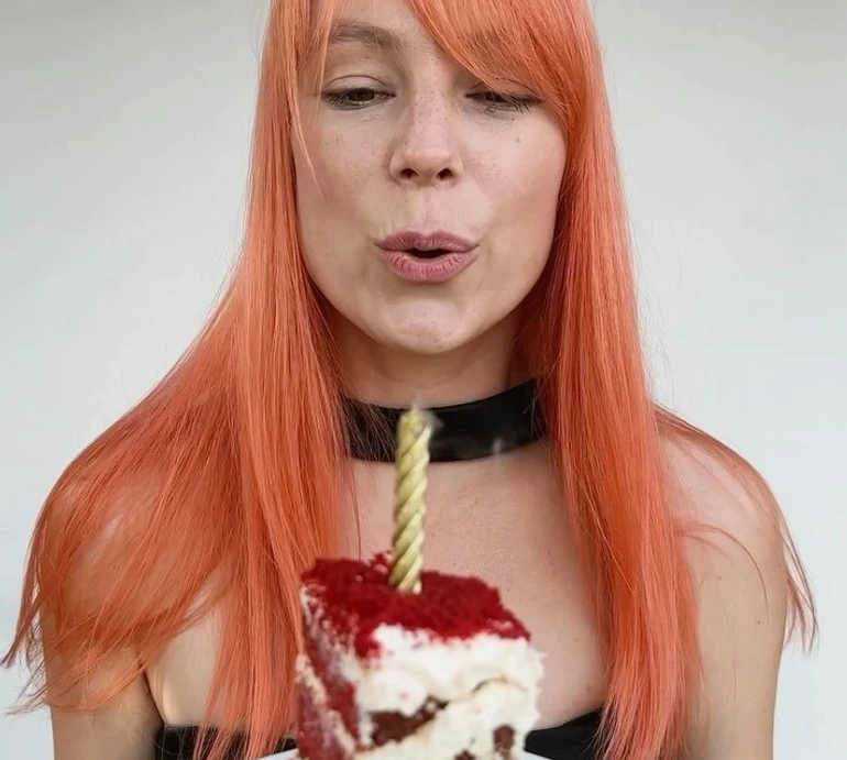 Давно не плакала: іменинниця Тарабарова показалася в обіймах чоловіка, сина і доньок. Відео