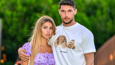 Дружина Яремчука у прозорому міні з драпіруванням і латексному топі пристрасно попозувала для фото