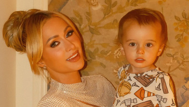 Хілтон у капелюсі від українського дизайнера наробила фото з дітьми в ковдрі з її зображенням