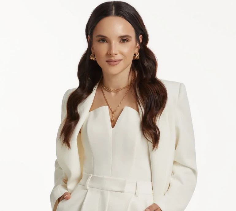 Час проявити свою жіночність: Мірошниченко в бежевій сукні показала спокусливі рухи на піску