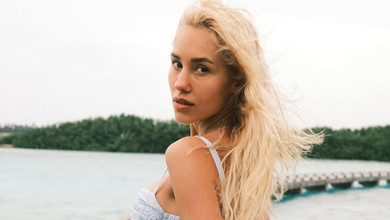 Квіткова у зефірній сукні наробила атмосферних фото з сином на Мальдівах