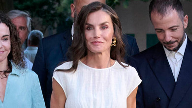 Золота акація та білий льон: королева Летісія на кінофесті попозувала в стильному образі з масивними прикрасами. Фото