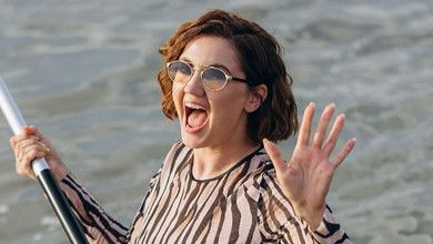 У кожної жінки свій океан: Цибульська в зебровому купальнику показалася на сапборді. Фото