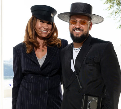 Монатіки з молодшим сином провели старших до школи та попозували для сімейного фото