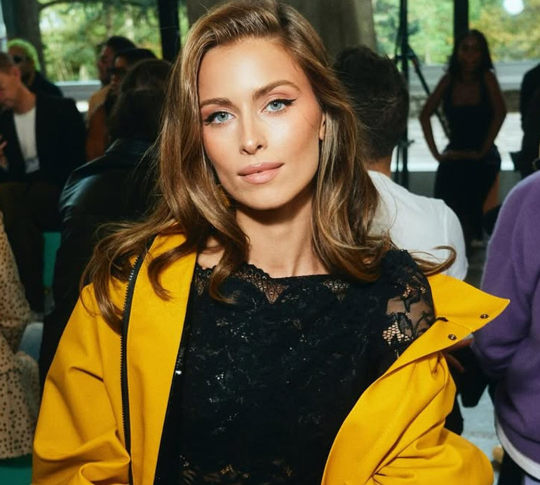 Онука Ротару посвітила пресом у мереживному образі від французького бренду