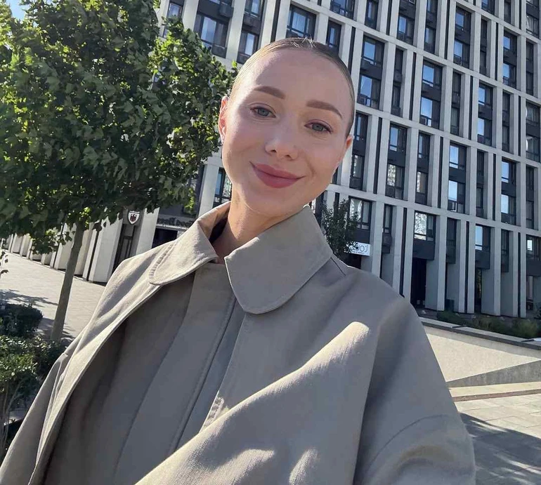 Новий імплант зовсім інший: дружина Павліка показалася після чергової пластичної операції. Фото