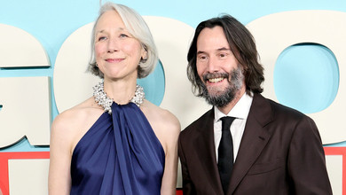 Кіану Рівз у костюмі та похідних мештах і його пасія в сапфіровому комбінезоні поголубилися на кінопрем'єрі. Фото