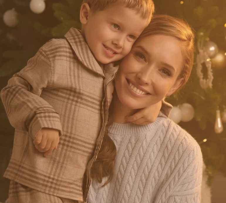 Любимо цей ранок: Осадча з чоловіком та двома синами показалися під ялинкою з купою подарунків на Миколая