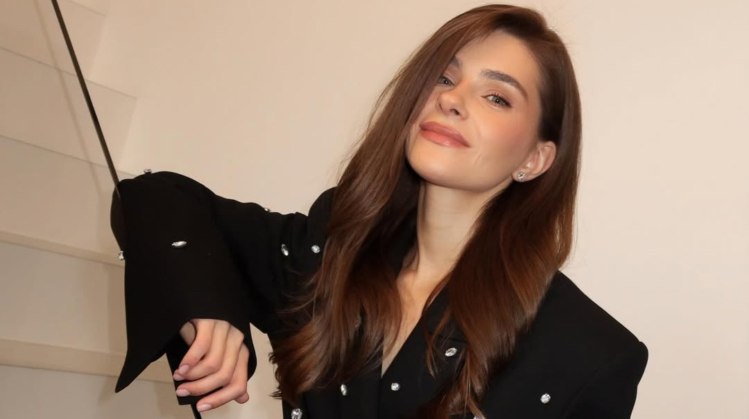 Дружина Остапчука у костюмі з камінцями за 45 тисяч наробила фешн-фото вдома на сходах