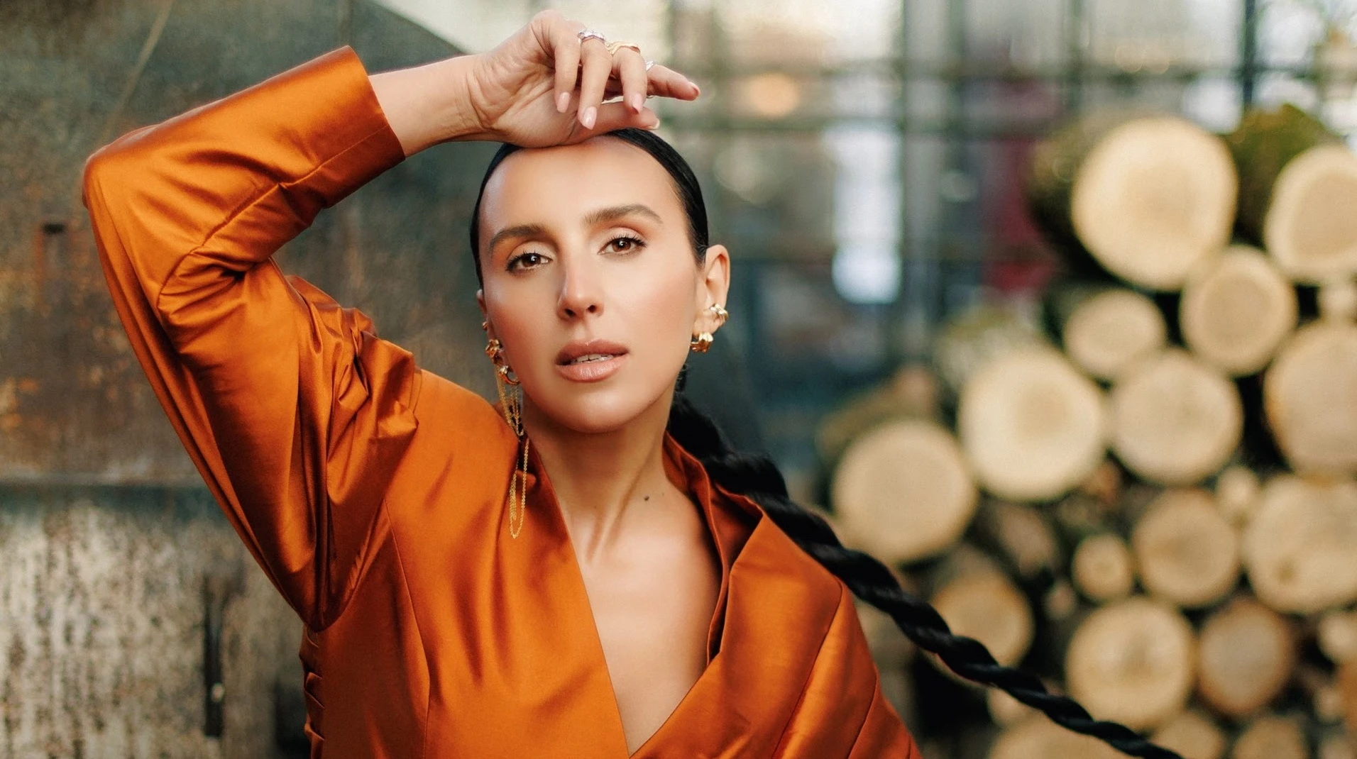 У твоїх словах любові нема: Джамала у пухнастій сукні викинула зайвих людей зі свого життя в квітковому кліпі