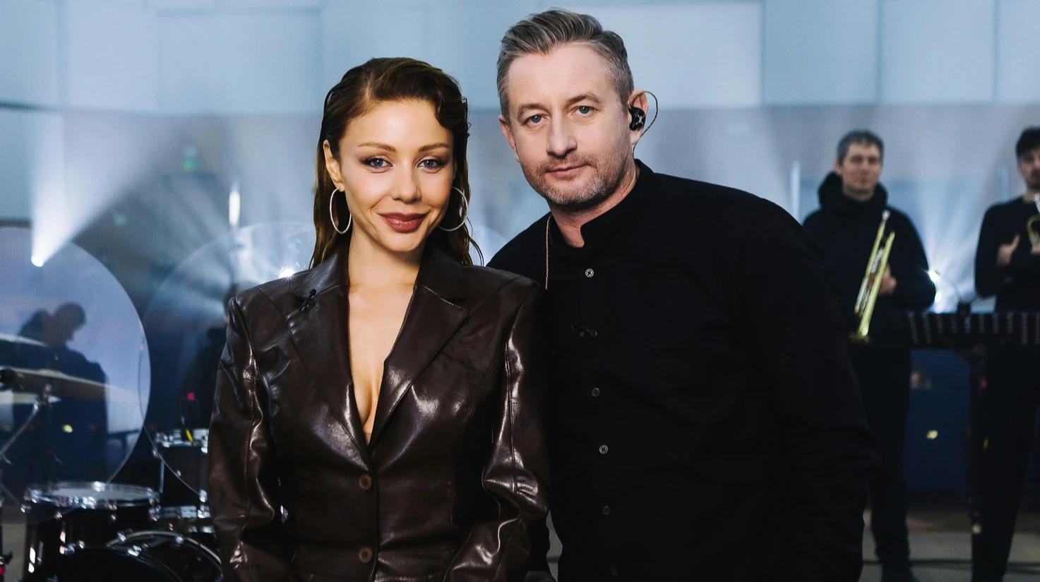 Україна з горя почорніла: Жадан і Собаки переспівали рок-н-рольний хіт 90-х на шоу Тіни Кароль