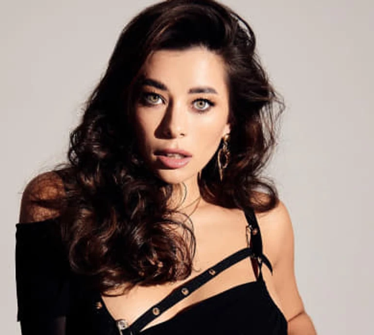 Неплях у сукні-сітці випнула на камеру апетитні форми