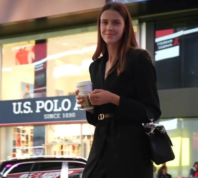 Магучіх у чорному міні та на високих підборах посвітила ногами на вулицях Нью-Йорка. ВІДЕО