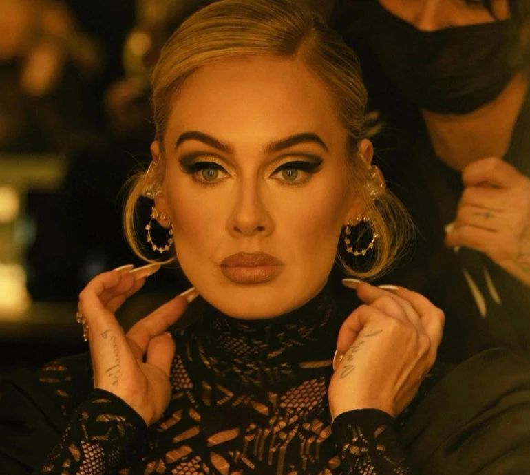 Такою її ще не бачили: Адель вийшла на сцену в неочікуваному образі. ФОТО