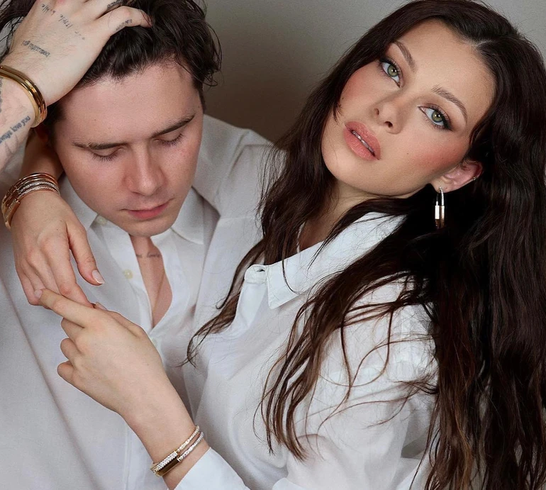 Ти – моє все: первісток Бекхемів привітав дружину з 4-річчям стосунків, а вона похизувалася букетами від нього