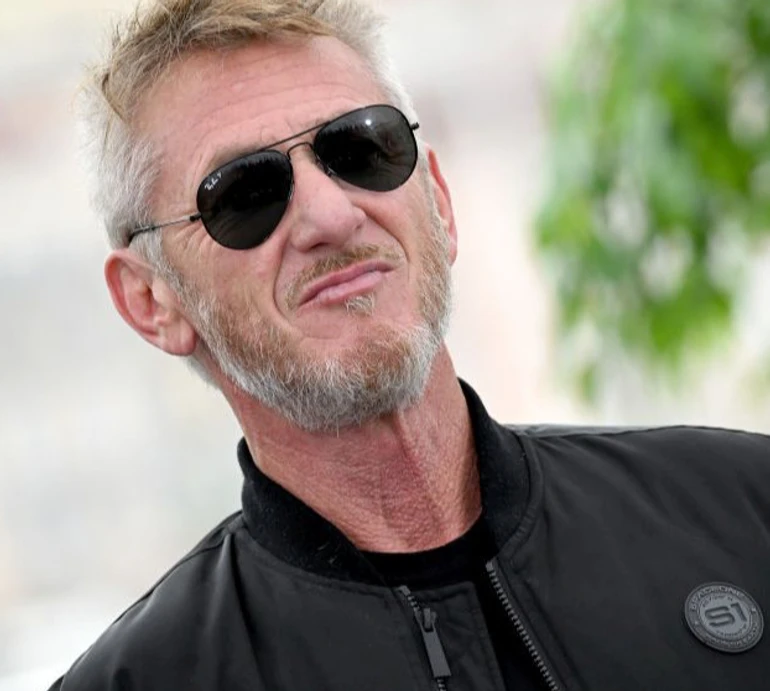 Новий роман? Шона Пенна помітили на пляжі за ручку з 39-річною актрисою. ФОТО