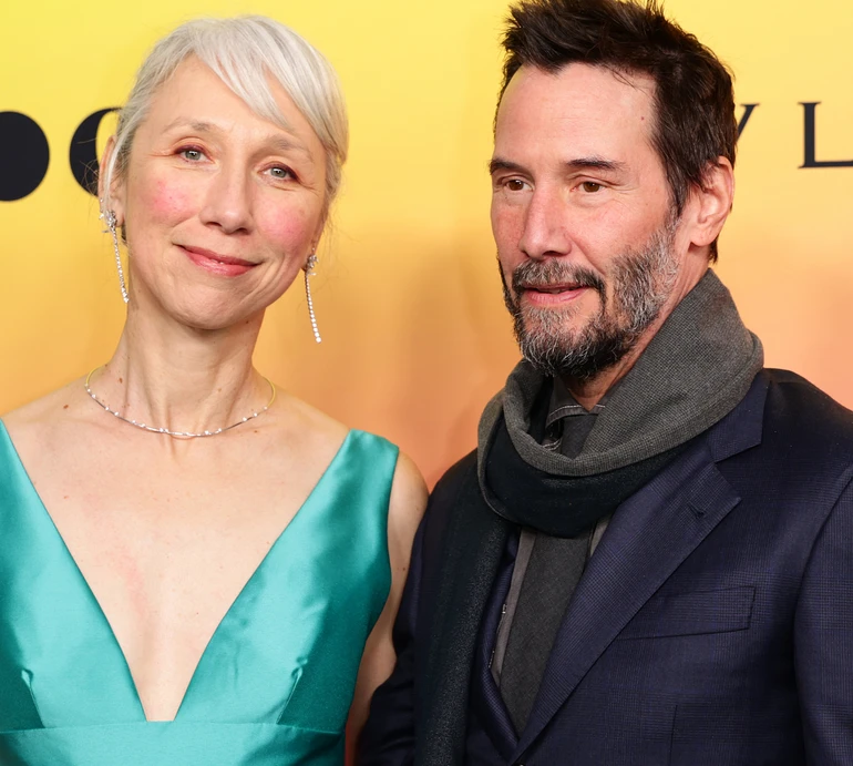 59-річний Кіану Рівз зацілував кохану у сукні з глибоким декольте на івенті у Лос-Анджелесі. Фото