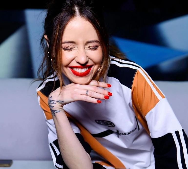 Дорофєєва в топі і шортах показала рельєфний прес і сет вправ на килимку