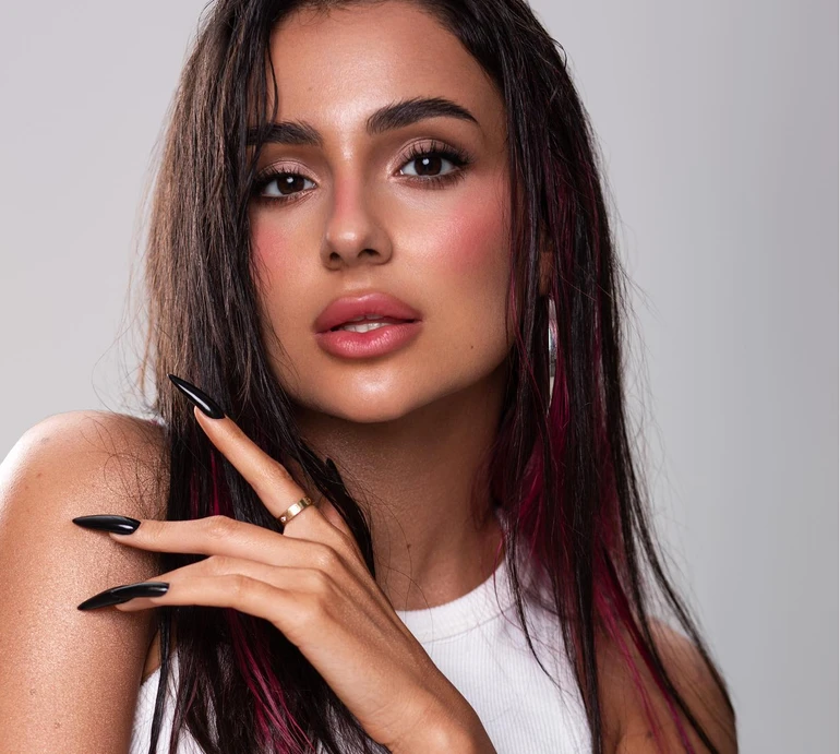 Нарешті люблю спорт: Трінчер в обтислому ромпері похизувалася пружними формами