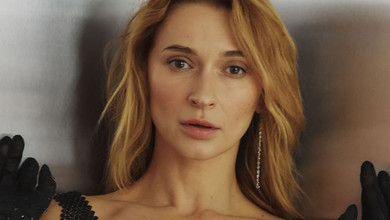 Святкова Тayanna в декольтованому топі і сітчастій спідниці ефектно притулилася до стіни