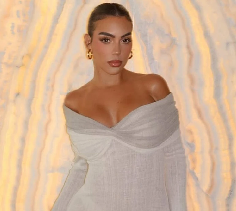 Наречена Роналду у чорному бікіні граційно попозувала на пляжі