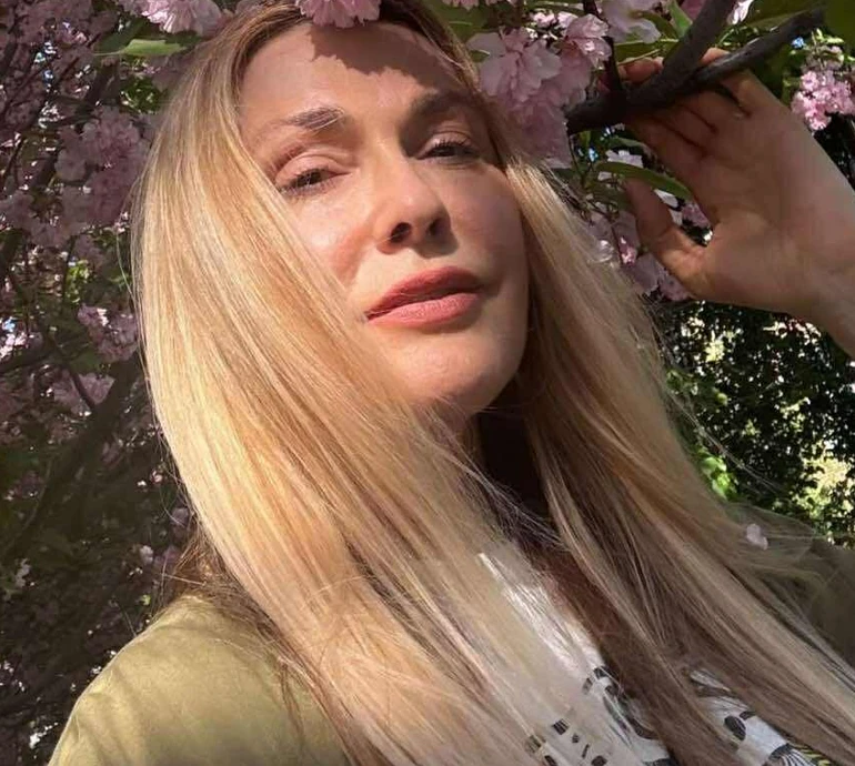 Щасливі миті: Сумська з чоловіком і дочкою заселфилися у бузковому цвіті. Фото