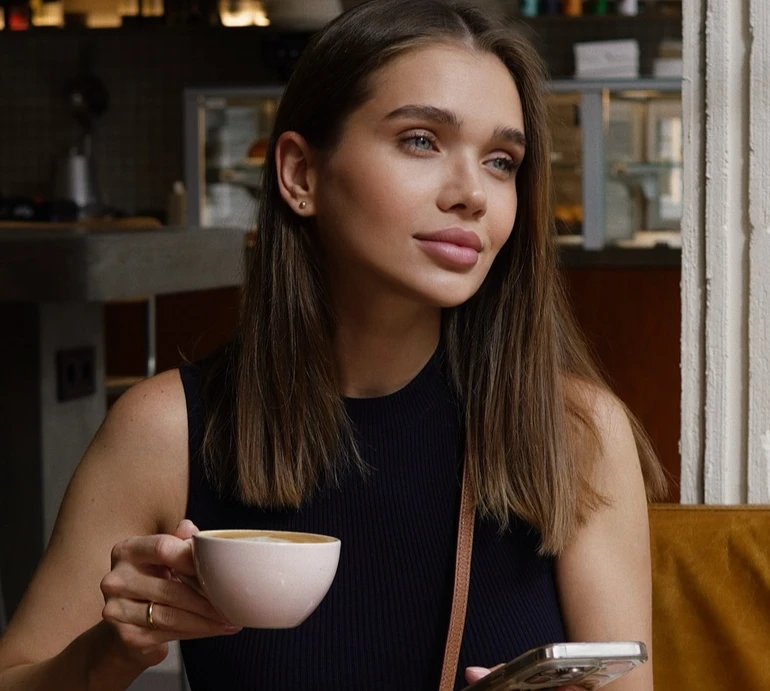 Саша Бо в обтислому комбінезоні показала, як шукає баланс догори дригом. Фото