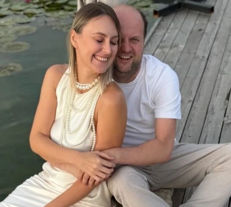 Моя душа і моє серце: Бронюки романтичними фото привітали одне одного з трояндовим весіллям