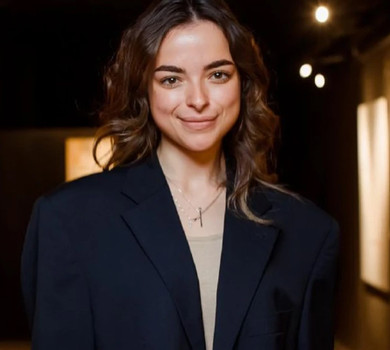 Берегти свою самобунтність: Морозюк на честь 27-ми топлес вимазалася блакитною фарбою