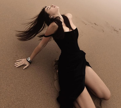 Дружина Усика в сукні з зухвалим розрізом попозувала для пристрасних кадрів на морському узбережжі