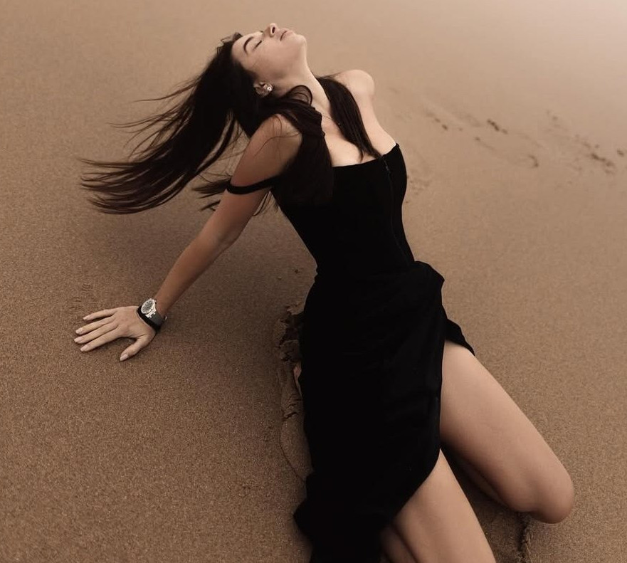 Дружина Усика в сукні з зухвалим розрізом попозувала для пристрасних кадрів на морському узбережжі